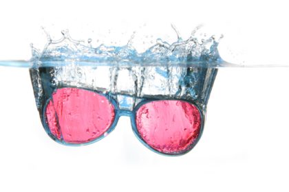 lunettes qui tombent dans l'eau