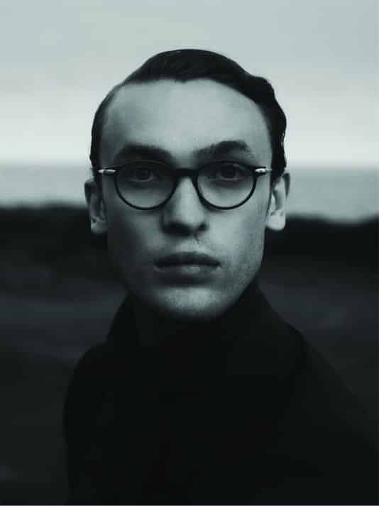 photo en noir et blanc d'un homme portant des matsuda : des lunettes au style unique